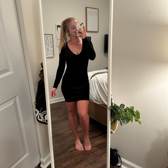 Forever 21 black velvet long sleeve dress - Picture 2 of 2
